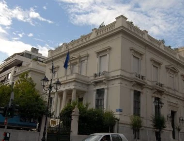 Βανδαλισμός στο μουσείο Μπενάκη: Χάιδευαν και άλειφαν με λάδι τα αγάλματα οι δύο γυναίκες